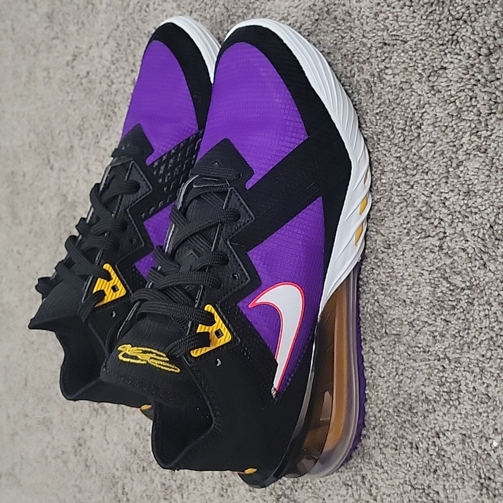 Nike LeBron 18 low
